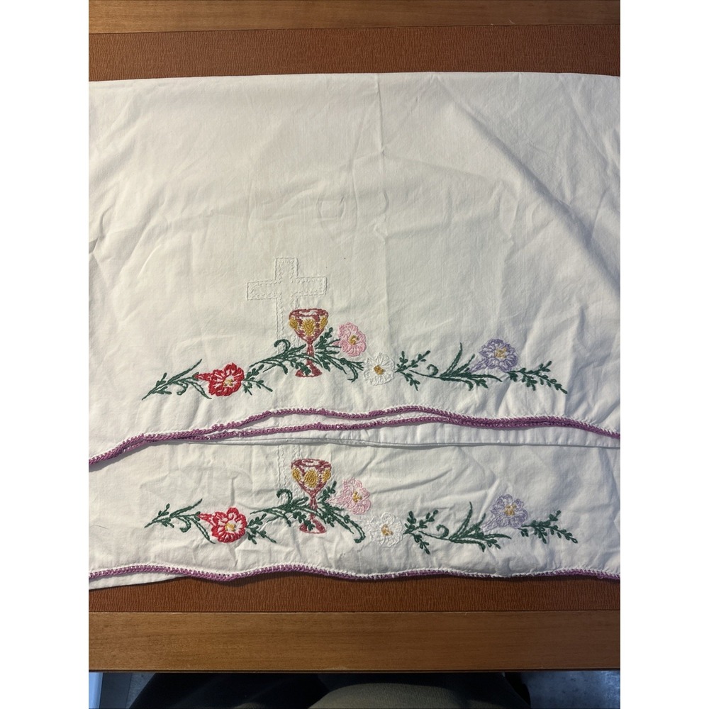 Set Of 2 Vtg Hand Embroidered White Standard Sized Pillow Cases‎